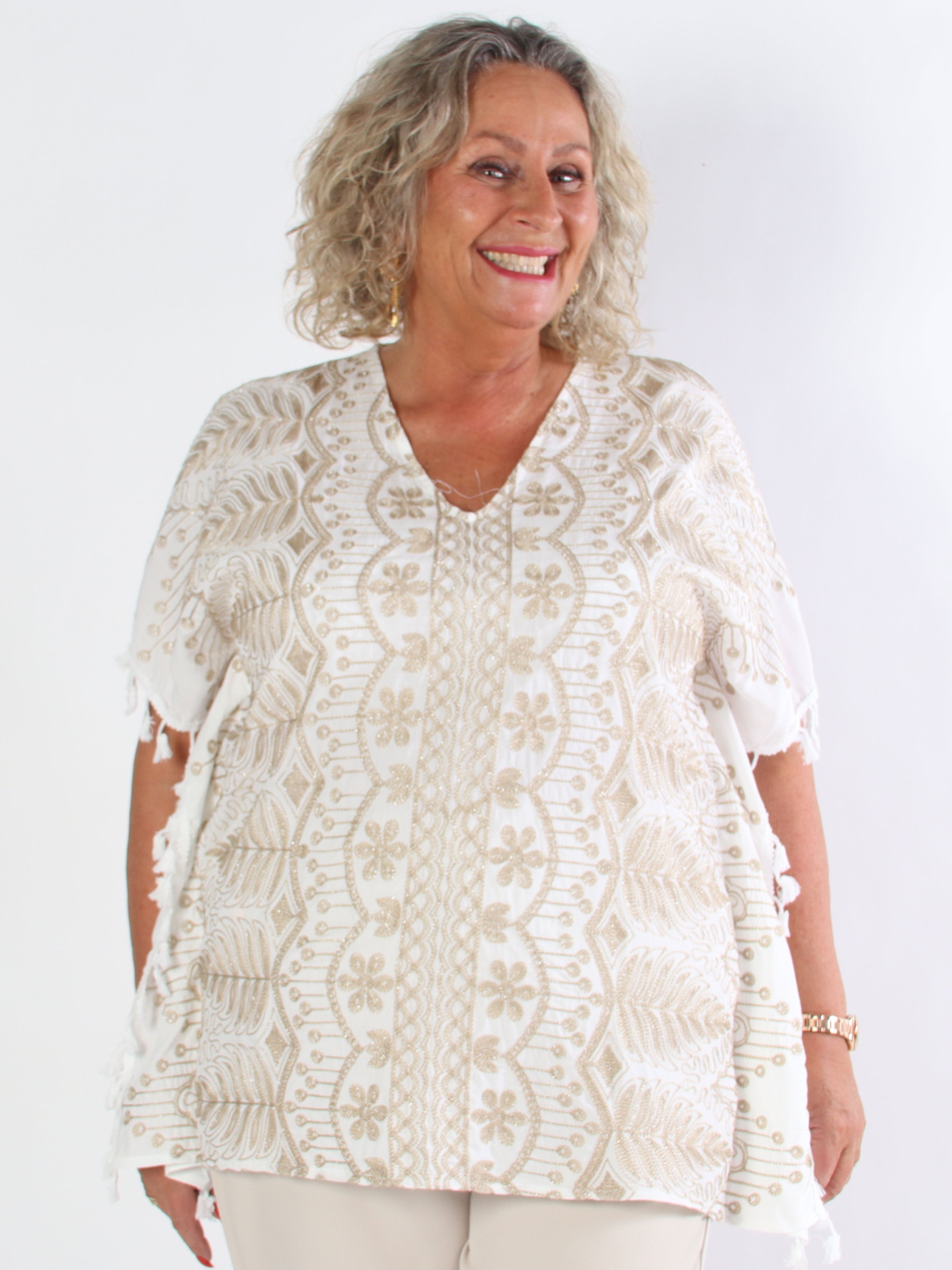 Aloha - Plus size-tunika i viskos med guldbroderi och tofsar